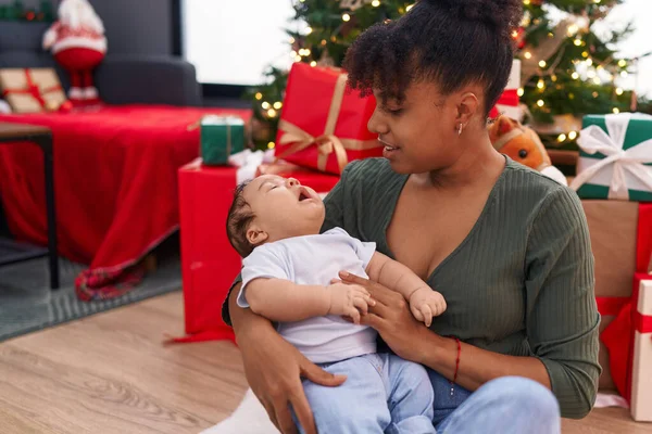 Matka Syn Objímání Navzájem Sedí Podlaze Vánočního Stromku Doma — Stock fotografie