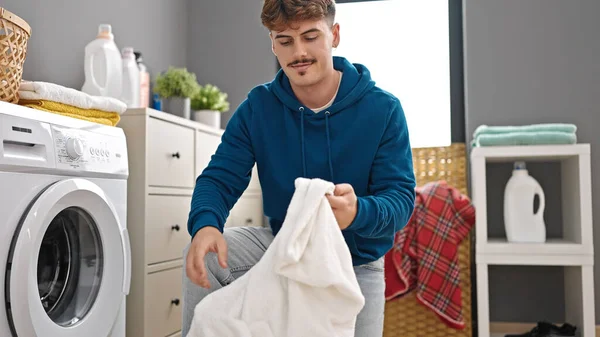 Çamaşır Odasında Kendine Güvenen Genç Spanyol Adam Gülümsüyor — Stok fotoğraf