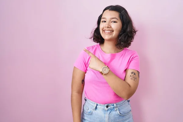 Young Hispanic Woman Standing Pink Background Cheerful Smile Face Pointing — 图库照片