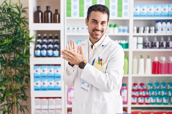Hombre Hispano Guapo Trabajando Farmacia Aplaudiendo Aplaudiendo Felices Alegres Sonriendo — Foto de Stock
