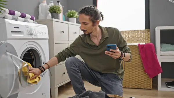 Jovem Hispânico Usando Roupas Lavagem Smartphones Lavanderia — Fotografia de Stock
