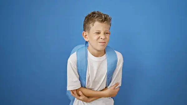 Bedårande Blond Pojke Student Lider Magont Står Isolerad Mot Blå — Stockfoto