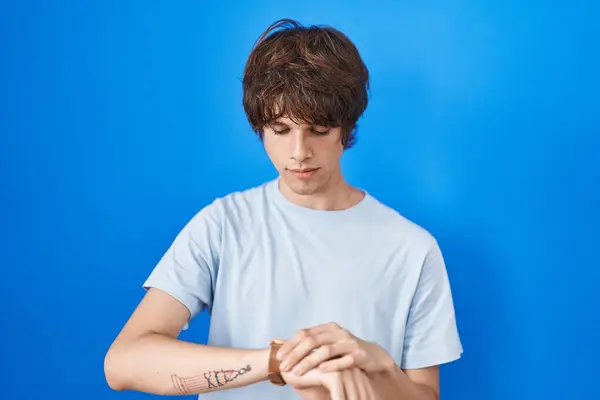 Ισπανόφωνος Νεαρός Άνδρας Στέκεται Πάνω Από Μπλε Φόντο Τον Έλεγχο — Φωτογραφία Αρχείου