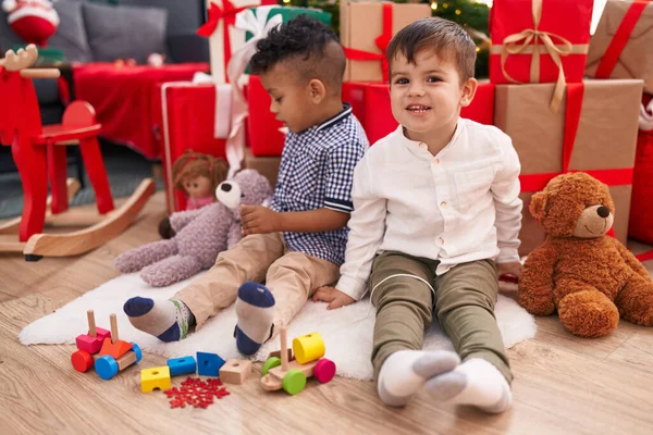 Adorabili Ragazzi Sorridenti Fiduciosi Che Celebrano Natale Casa — Foto Stock