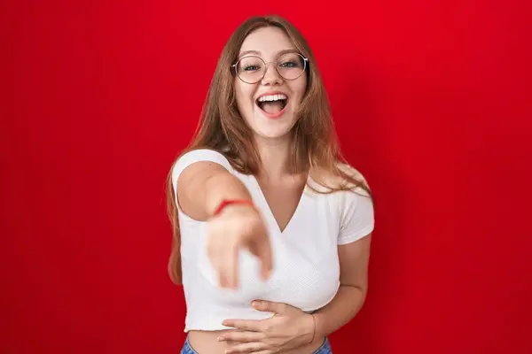 Kızıl Arka Planda Dikilen Beyaz Bir Kadın Sana Gülüyor Eli — Stok fotoğraf