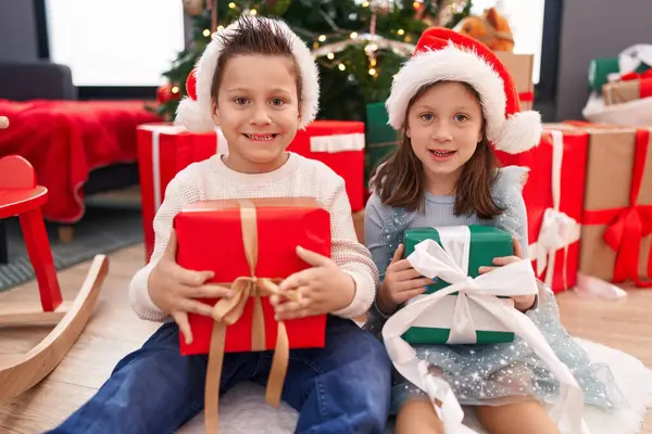 Liebenswerter Junge Und Mädchen Lächeln Selbstbewusst Und Halten Weihnachtsgeschenk Hause — Stockfoto