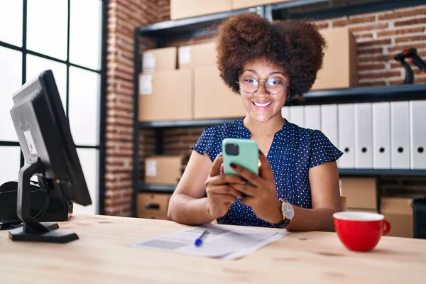 Mujer Afroamericana Comercio Electrónico Trabajador Negocios Utilizando Smartphone Oficina —  Fotos de Stock