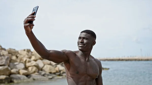 Africain Américain Touriste Debout Torse Faire Selfie Par Smartphone Plage — Photo
