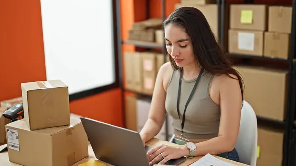 Young Beautiful Hispanic Woman Ecommerce Business Worker Using Laptop Serious — Stock Photo, Image