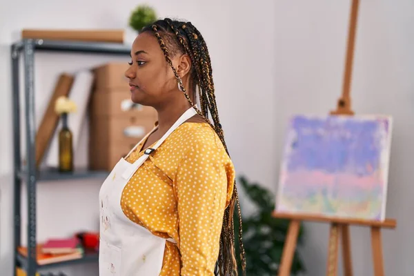 Donna Afroamericana Con Trecce Studio Arte Cercando Lato Posa Profilo — Foto Stock