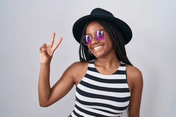 Joven Afroamericano Con Trenzas Con Sombrero Gafas Sol Sonriendo Mirando —  Fotos de Stock