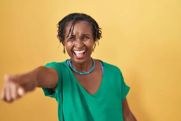 Mujer Africana Con Rastas Pie Sobre Fondo Amarillo Señalando Disgustado —  Fotos de Stock