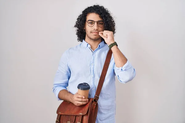 Hispanischer Mann Mit Lockigem Haar Der Eine Tasse Kaffee Zum — Stockfoto