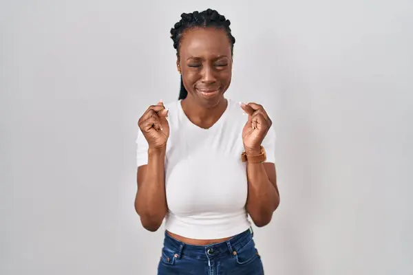 Mooie Zwarte Vrouw Staat Geïsoleerde Achtergrond Gebaren Vinger Gekruist Glimlachen — Stockfoto
