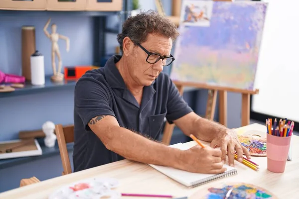 Middle Age Man Artist Drawing Notebook Art Studio — Zdjęcie stockowe