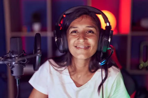 Joven Mujer Hispana Jugando Videojuegos Con Auriculares Que Ven Positivos —  Fotos de Stock