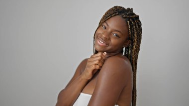 Afro-Amerikalı kadın gülümsüyor. Omuzlarına dokunuyor.