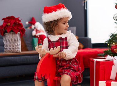 Tapılası İspanyol bebek evde Ren geyiğiyle oynuyor Noel ağacında sallanıyor