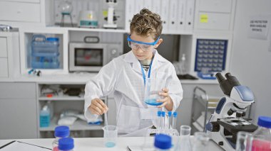 Sarışın bilim adamı laboratuarda deney yapıyor.