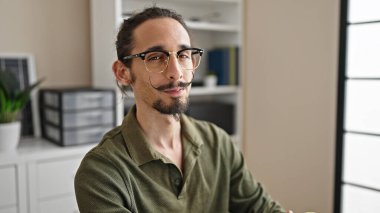 Genç İspanyol iş adamı ciddi bir yüzle masada oturuyor.