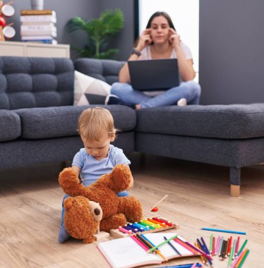 Anne ve oğlu evde oynarken dizüstü bilgisayar kullandıklarını vurguladılar.