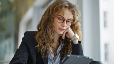 Ofiste dokunmatik ped kullanan genç bir iş kadını.