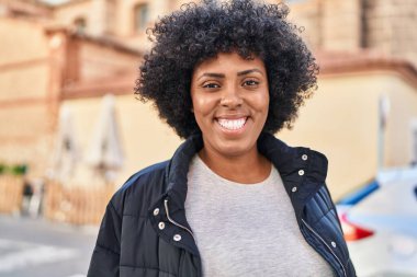Sokakta kendine güvenen Afrikalı Amerikalı kadın gülümsüyor