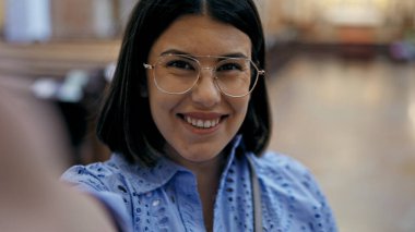 Kiliseyi ziyaret eden genç ve güzel İspanyol kadın St. Karl Borromus kilisesinde selfie çekiyor. 