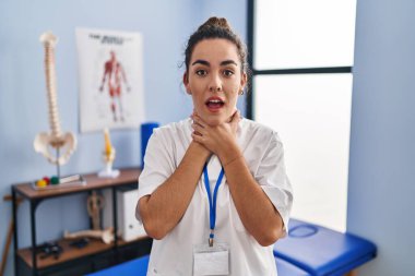 Rehabilitasyon kliniğinde çalışan genç İspanyol kadın boğularak can çekiştiği için bağırıyor ve boğuluyor. Sağlık problemi. Boğulma ve intihar konsepti. 