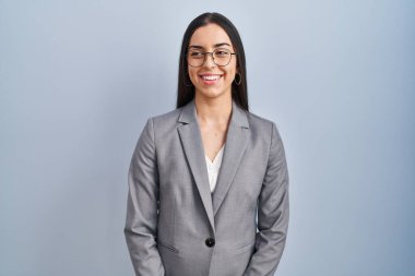 Yüzünde mutlu ve havalı bir gülümseme olan gözlüklü İspanyol iş kadını. şanslı kişi. 