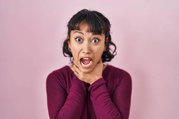 Young Beautiful Woman Standing Pink Background Shouting Suffocate Because Painful — Stock Photo, Image