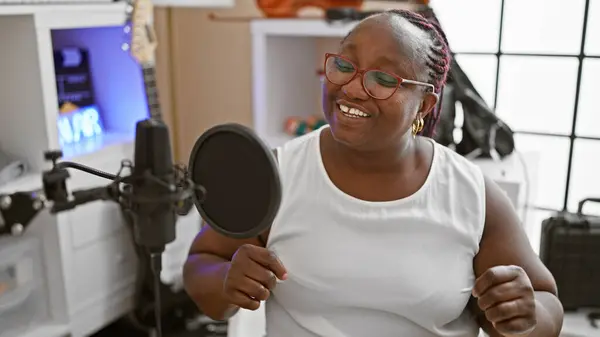 Mujer Afroamericana Confiada Sonrisa Radiante Cantando Canción Con Pasión Estudio —  Fotos de Stock