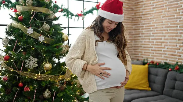 Mladá Těhotná Žena Dotýkající Břicha Slaví Vánoce Doma — Stock fotografie