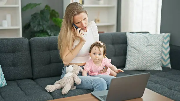Anne Kız Kanepede Oturup Akıllı Telefondan Konuşuyorlar Evde Dizüstü Bilgisayarla — Stok fotoğraf