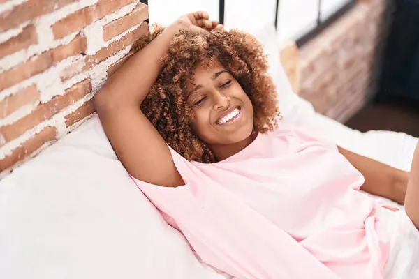 African American Woman Smiling Confident Lying Bed Bedroom — Stok fotoğraf