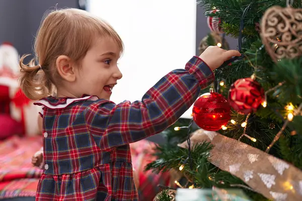 可爱的高加索女孩微笑着 自信地装饰着家里的圣诞树 — 图库照片