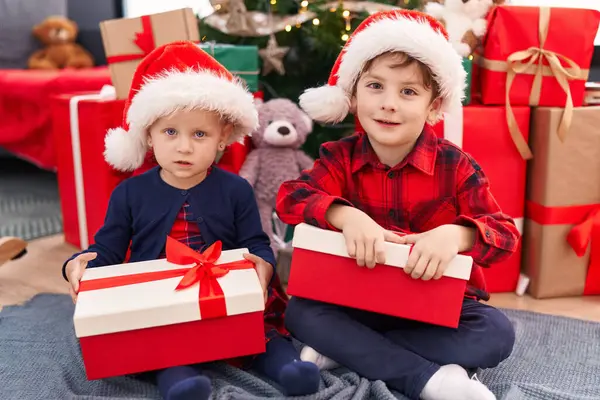 Adorabile Ragazzo Ragazza Sorridente Fiducioso Tenendo Regalo Natale Casa — Foto Stock