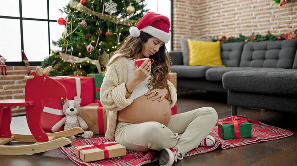 Mladá Těhotná Žena Pije Kávu Slaví Vánoce Doma — Stock fotografie