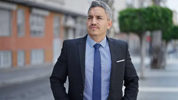 Ung Latinamerikan Man Affärsman Står Med Allvarligt Ansikte Gatan — Stockfoto