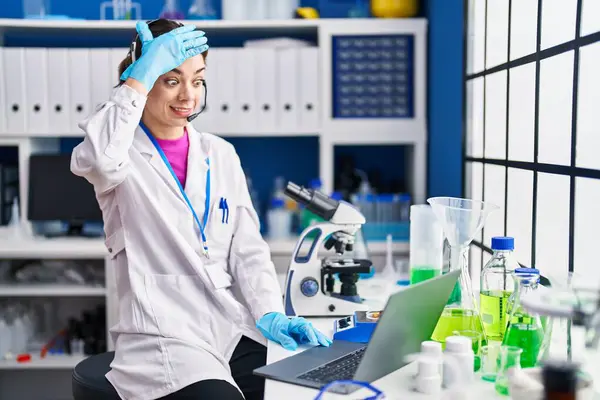 Spaanse Vrouw Werkt Bij Wetenschapper Laboratorium Gestresst Gefrustreerd Met Hand — Stockfoto