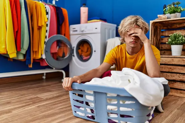 Mladý Blonďatý Muž Zdůraznil Praní Prádla Prádelně — Stock fotografie