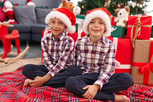 Sevimli Çocuklar Gülerek Noel Evde Kutluyorlar — Stok fotoğraf
