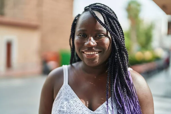 Afroamerikanerin Lächelt Selbstbewusst Auf Der Straße — Stockfoto