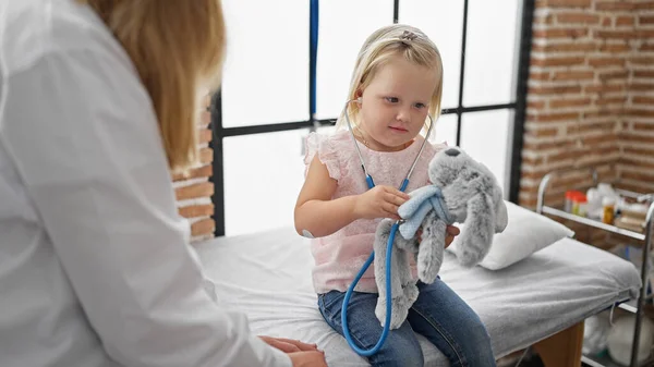 Schattig Klein Meisje Patiënt Teddybeer Arm Krijgt Een Speelse Hartcontrole — Stockfoto