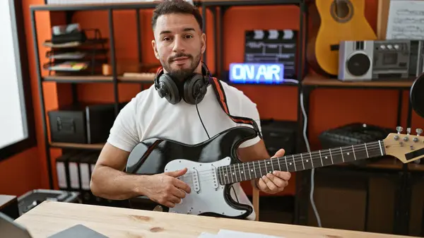 Junger Arabischer Musiker Lächelt Selbstbewusst Und Spielt Gitarre Musikstudio — Stockfoto