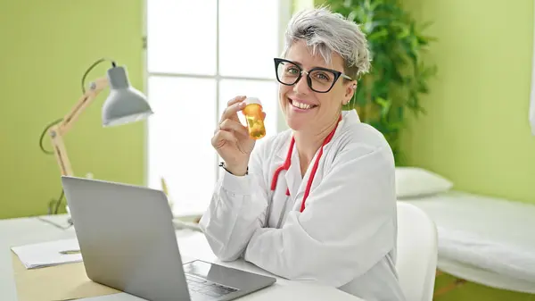 Young Woman Doctor Holding Pills Bottle Smiling Clinic — Stock Photo, Image