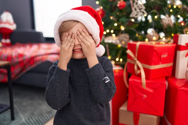 Evdeki Noel Ağacının Yanında Duran Sevimli Bebek Elleri Ile Gözlerini — Stok fotoğraf