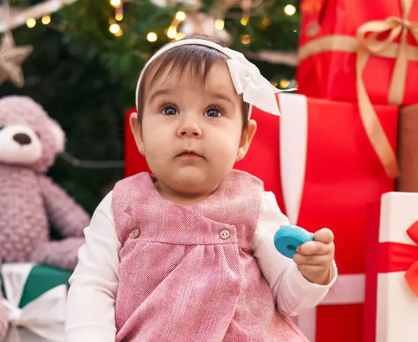 可爱的 可敬的 可敬的 他的孩子抱着圈圈玩具 坐在家里的圣诞树旁 — 图库照片