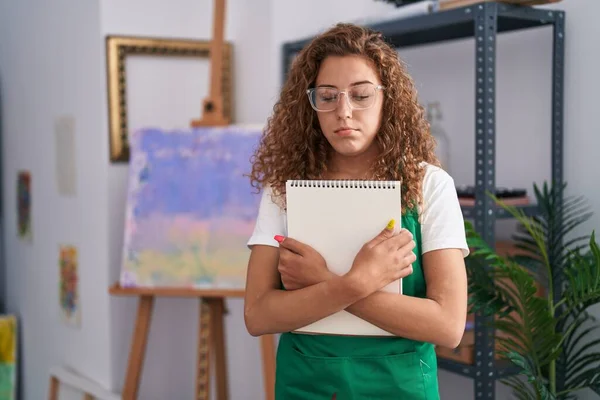 Mujer Caucásica Joven Sosteniendo Cuaderno Arte Deprimido Preocuparse Por Angustia —  Fotos de Stock