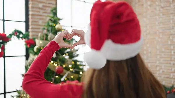 Νεαρή Ισπανίδα Που Κάνει Σχήμα Καρδιάς Χέρια Της Γιορτάζουν Χριστούγεννα — Φωτογραφία Αρχείου